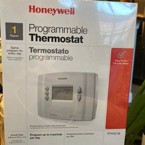 ***New Never Been Opened***Honeywell Home RTH221B1021 Programmable Thermostat